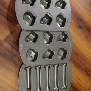 Wilton Gray Dog Treat Molds